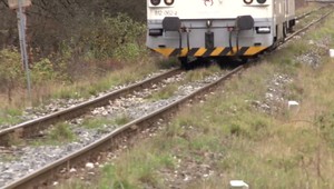 Potácala sa popri trati, museli zastaviť vlakovú prepravu