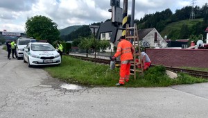 Zrážka vlaku s osobným autom: Od smrti ich delilo len pár metrov