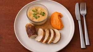 Údené kura s kimchi mac & cheese a pyré z kyslej mrkvy