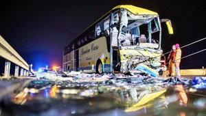 Autobus narazil do nákladného auta, šofér zahynul, 18 ľudí utrpelo zranenia