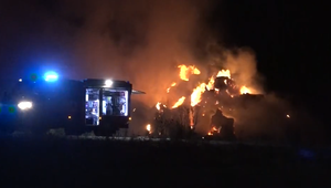 Zábavná pyrotechnika pravdepodobne spôsobila požiar stoviek balíkov slamy