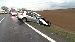 Tragická nehoda: Pri čelnej zrážke dvoch áut zomrela 49-ročná vodička, šofér druhého vozidla bojuje o život