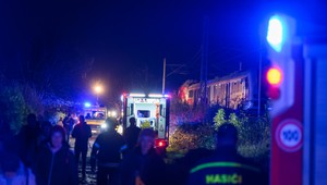 Po zrážke vlakov previezli do nemocnice 79 ľudí. Prevádzka bola v noci obnovená