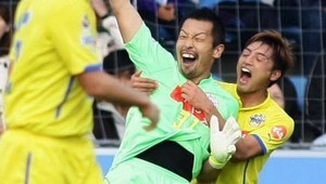 To ste videli? Víťazná gólová hlavička brankára v nadstavení!