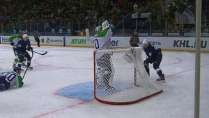 Sebavedomie mu nechýba! Súper útočil, brankár pil otočený chrbtom