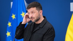 Prezident Zelenskyj má len dve možnosti. Obe sú zlé, píše Bloomberg