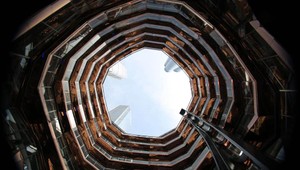 To je úlet: V New Yorku postavili obrovský úľ poskladaný zo schodísk