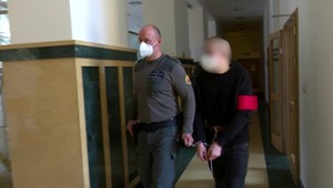 Maxim (15) mal dobodať dôchodcu 29 bodnými ranami. Okresný súd ho ponecháva vo väzbe