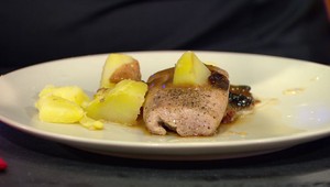 Panenka so slivkovou omáčkou a zemiaky s maslom