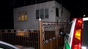 Záhadná smrť muža: Žena, ktorá s ním večer popíjala, ho ráno našla mŕtveho s reznými ranami