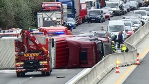 Prevrátený kamión paralyzoval dopravu na D1. Príčinou má byť roztržitosť šoféra