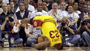 James dosiahol tretie triple-double za sebou, Lakers sú v play off