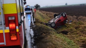 Opitý vodič nezvládol jazdu medzi Badínom a Zvolenom. Auto skončilo na streche