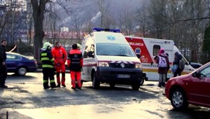 Školák (10) sa ponáhľal do školy, skočil pod auto