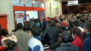 V tlačenici pri hypermarkete podupali dvoch ľudí!