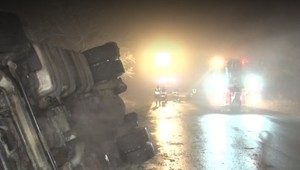 Pri Vranove sa prevrátil kamión plný piesku