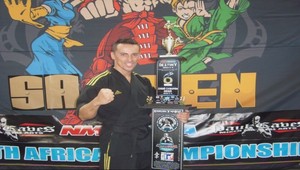 Afričanov „zbil“ ich vlastnými palicami a zobral im trofeje!