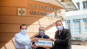 Dôvera vybavila ochrannými pomôckami ďalších zdravotníkov