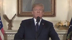 Trump počas vojenského zásahu v Sýrii z televízie vyzýval Američanov k modlitbám