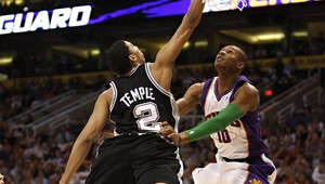 Phoenix ukončil štvorzápasovú víťaznú šnúru San Antonia