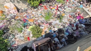 Desiatky ton odpadu na záhrade. Čiernu skládku už tretíkrát odstraňuje mesto