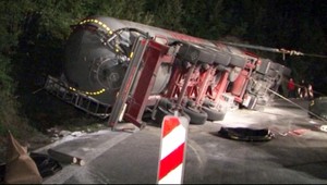 Šturec zablokoval prevrátený kamión. Náklad prečerpávali 7 hodín