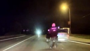 Vodič ohrozil policajta a nafúkal takmer 5 promile. Policajt musel vytiahnuť zbraň