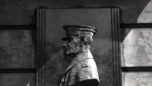 Pamätnú tabuľu generálovi Viestovi odhalili v Košiciach v roku 1947. Neskôr ju odstránili