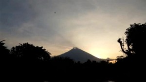 Takmer 50 tisíc ľudí evakuovali z ostrova Bali. Sopka Agung môže každú chvíľu vybuchnúť