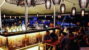 Kráľovský trapas! Princa nechceli pustiť do baru