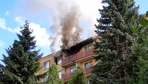 Mladej rodine s dvoma deťmi zhorel byt. Evakuovať museli celý vchod