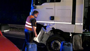 Vo Zvolene sa zrazil kamión s autom. Vytekali litre nafty