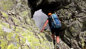 VIDEO: Vysoké Tatry majú nevšedné zaujímavosti. A jednou takou je okno vo výške 2355 metrov nad morom
