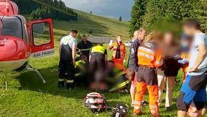 Dvojica si vraj chcela odfotiť pekné výhľady zo strmého lyžiarskeho svahu: Ich auto sa začalo rútiť vyše 100 metrov