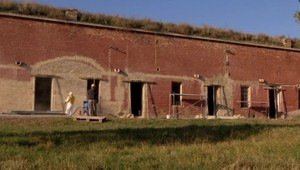 Komárňanskú pevnosť zbavujú červenej farby po Rusoch