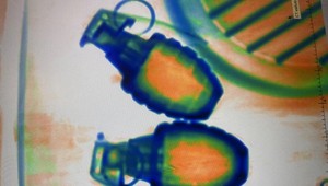 Muž chcel cestovať lietadlom s granátmi. Na letisku ho zatkli