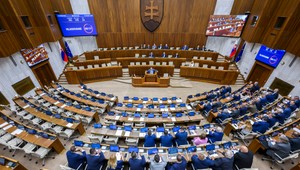 Prázdniny začali aj našim poslancom. Vládna koalícia si na jeseň odložila viacero horúcich tém