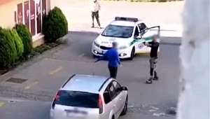 VIDEO: Muži sa podľa informácií TV JOJ pohádali kvôli žene, hádka skončila dramaticky. Jeden z nich vytiahol zbraň