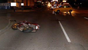 Večerná nehoda v Bratislave. Vodič nedal prednosť motorkárovi (30)