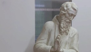 Polícia pátra po umeleckých dielach: V opustenej garáži našli monumentálne sochy