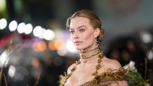Margot Robbie šokovala: Na premiére mala na sebe šperk z vlasov zosnulých!