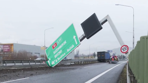 Kamión vrazil do zvodidiel a zdemoloval návestidlo, ktoré zablokovalo cestu