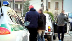 Chlapík sa posilnil v krčme, sadol za volant, nabúral