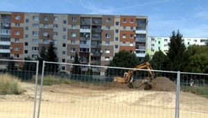 Benzínka v Bardejove: pred panelákom úradujú ťažké mechanizmy