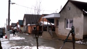 Muži z osady zaútočili na poslanca. Do bitky mu prišiel pomôcť sused