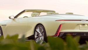 Nový luxusný kabriolet Cadillac priťahuje pozornosť