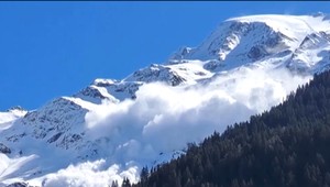 V rakúskych Alpách lavíny zasypali dvoch lyžiarov