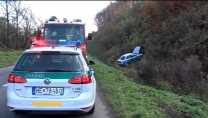 Auto skončilo v priekope na rovnom úseku. Nebolo to po prvýkrát