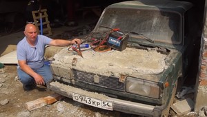 Konečne sa zistilo, či Lada naštartuje, keď do motorového priestoru nalejete betón