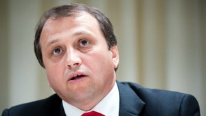 Úžerník Burian? Prsty má v nebankovke, tvrdí Hlina